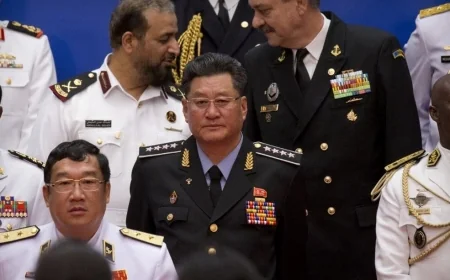 Kuzey Koreli komutana akılalmaz ceza: Fotoğraflardan silindi!