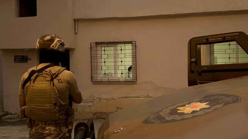 06:00
Mersin’de uyuşturucu satıcılarına şafak operasyonu: 35 gözaltı kararı