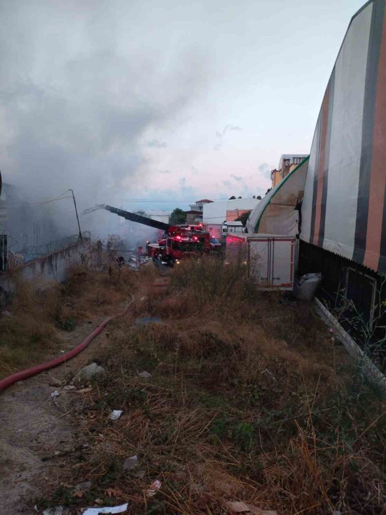 Ataşehir’de iş yeri yangını İhlas Haber Ajansı