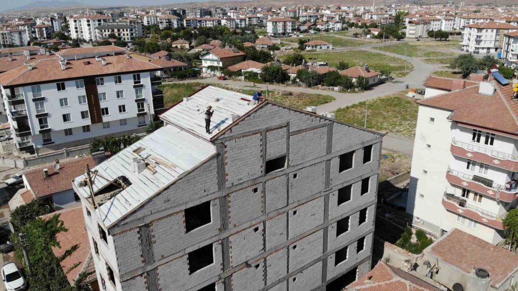 Aksaray’da 5 katlı binanın çatısında ölüme meydan okurcasına çalıştılar İhlas Haber Ajansı