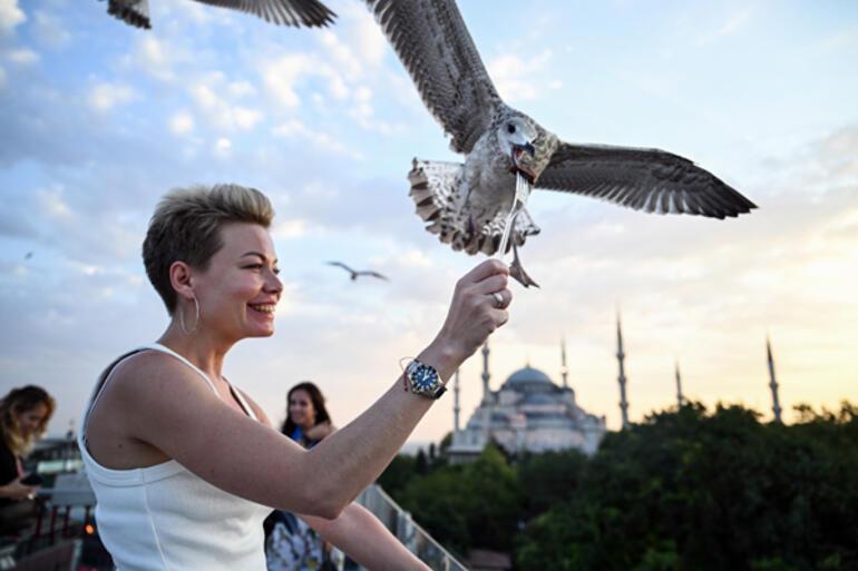 İstanbulda 2 bin turist her gün aynı pozu veriyor