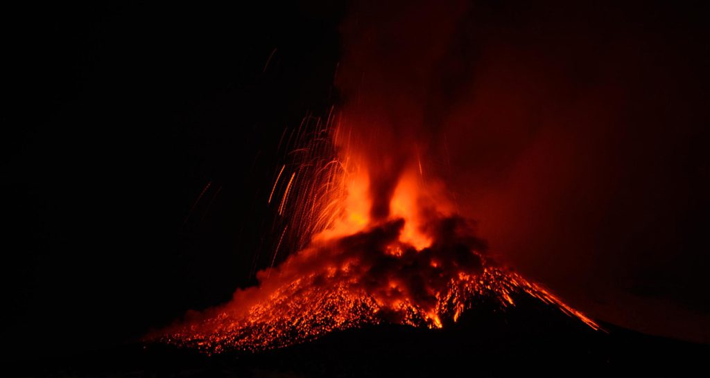 İtalya'nın Sicilya Adası'nda bulunan Etna Yanardağı yeniden faaliyete geçerek, lav ve kül püskürttü.