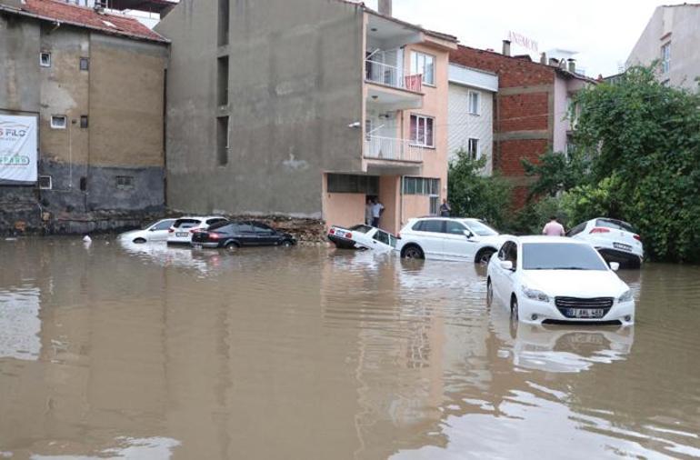 Uşakta sağanak yağış Çok sayıda ev ve iş yerini su bastı