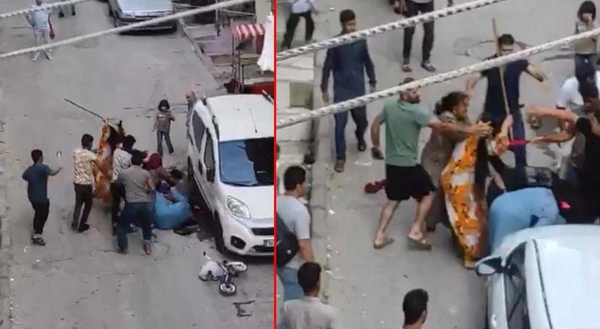 İstanbul’da satırlı ve sopalı kavga! Kadını yerde sürükleyip dövdüler