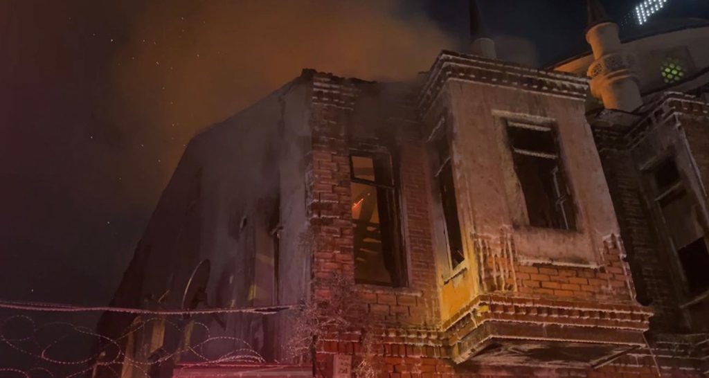 Beyoğlu’da 2 katlı metruk bina alev alev yandı İhlas Haber Ajansı