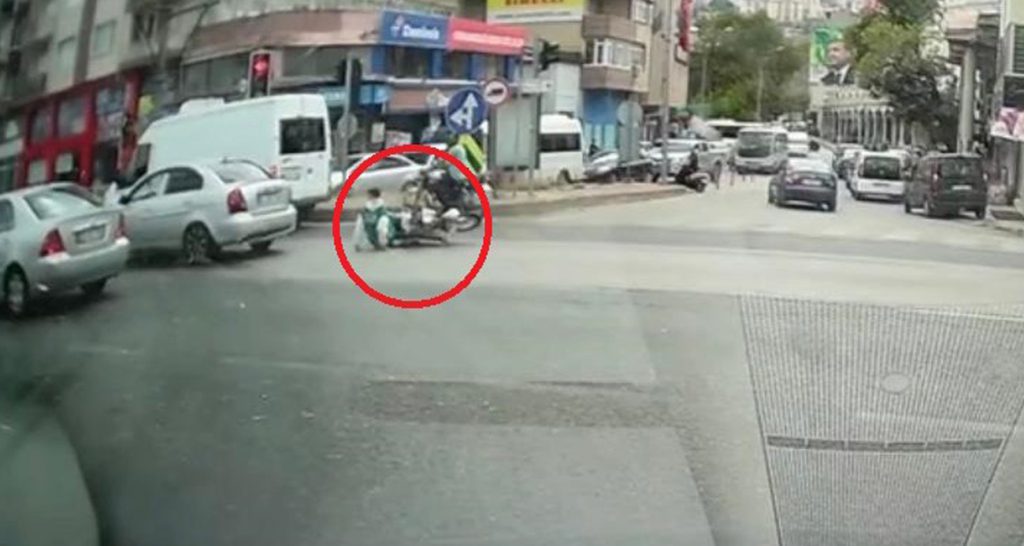 Motosiklet sürücüsü araca çarpıp böyle savruldu İhlas Haber Ajansı